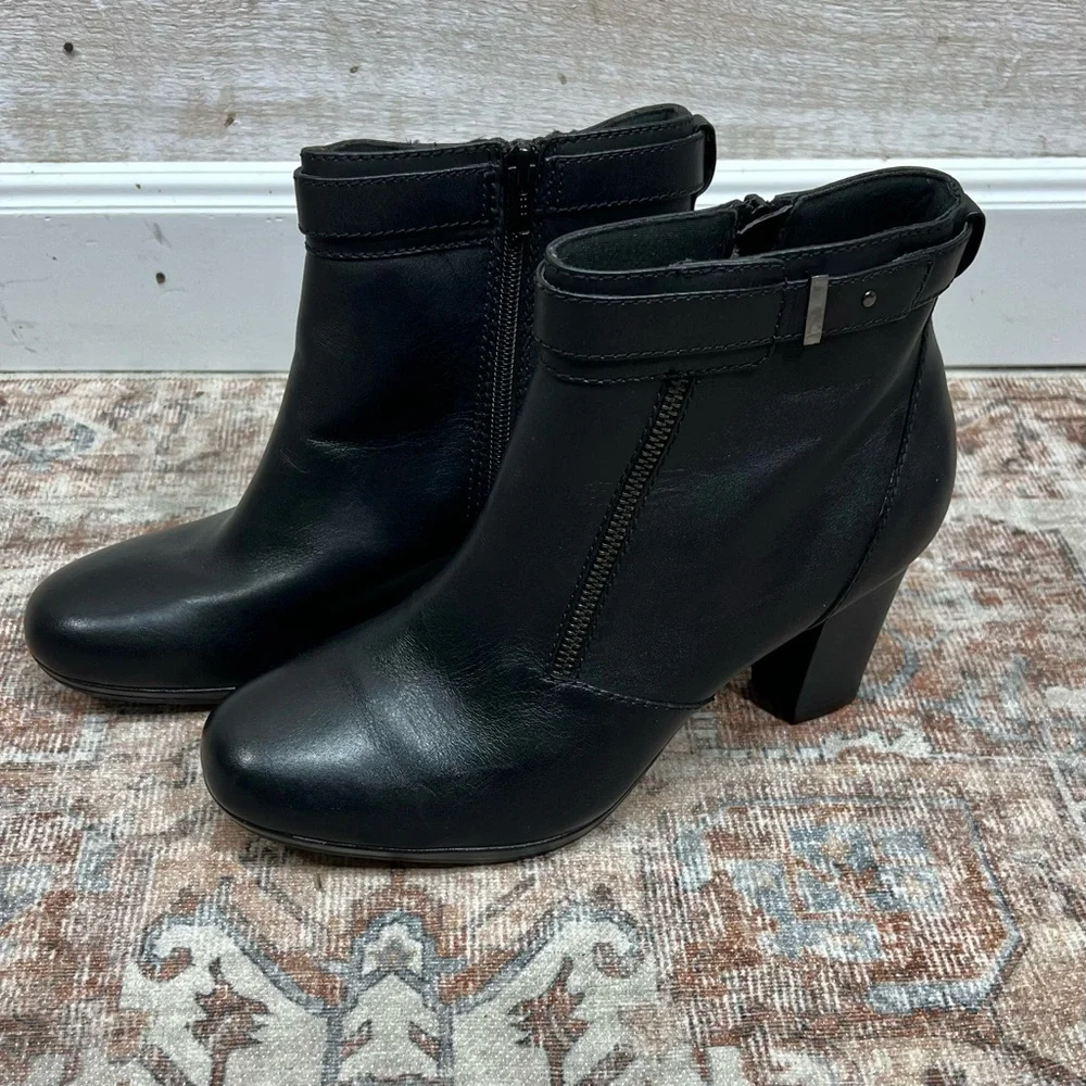 Clarks Kalea Gilliian Booties Womens 10M Black Leather Block Heel Side Zip Boots